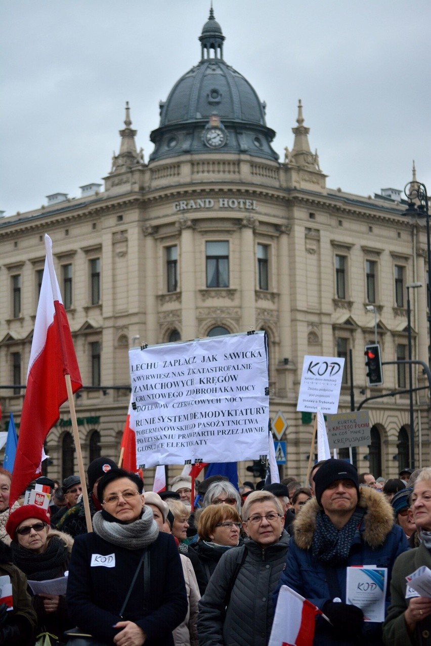 Komitet Obrony Demokracji manifestował w Lublinie. "Beata opublikuj!" [ZDJĘCIA, WIDEO]