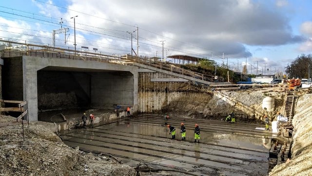 Centrum przesiadkowe Opole Wschodnie. Pierwszy segment nowego tunelu wciśnięty w nasyp. Powstaje wiadukt na ul. Oleskiej