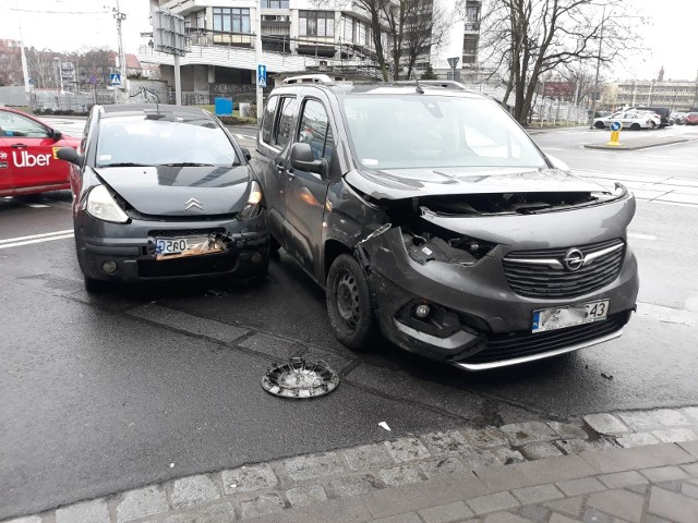 Wypadek na skrzyżowaniu ulic: Bujwida, Grunwaldzkiej i Sienkiewicza we Wrocławiu 4.02.2021