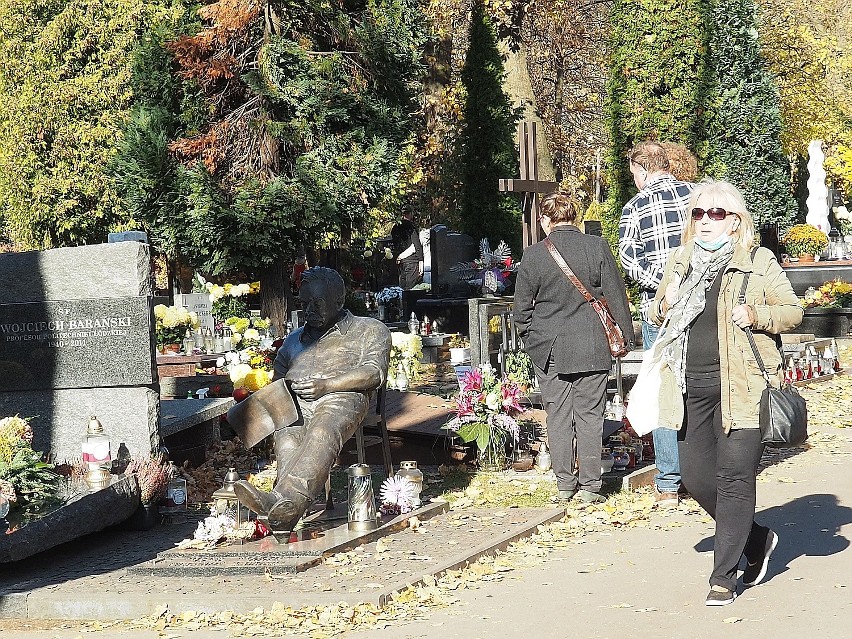 Wszystkich Świętych 2021. Cmentarz Doły w Łodzi oblegany w 1...