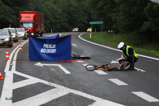 52-letni rowerzysta zginął w wypadku pod Walidrogami w czwartek rano. Wieczorem na policję zgłosił się 38-latek, który przyznał, że to on kierował samochodem, który potrącił rowerzystę.