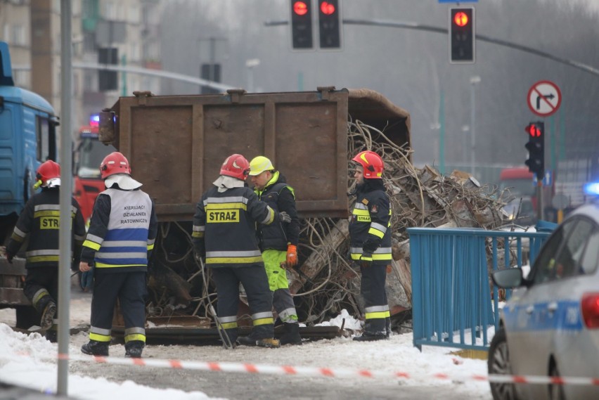 Wypadek w Świętochłowicach. Ciężarówka ze złomem wywróciła...