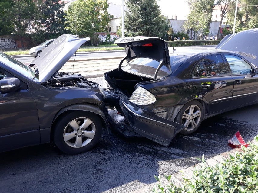 Wypadek przy moście Pokoju. Tworzą się duże korki w centrum (ZDJĘCIA)