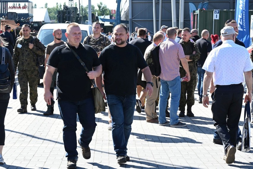Oblężenie podczas drugiego dnia Międzynarodowego Salonu Przemysłu Obronnego w Targach Kielce. Zobacz zdjęcia