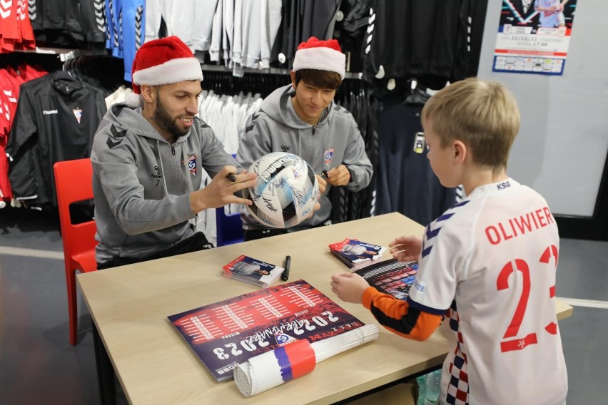 Piłkarze Górnika Dani Pacheco i Kanji Okunuki pozowali do...