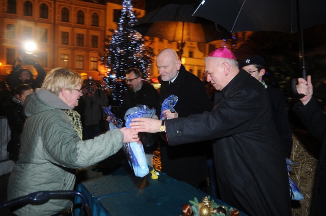 Wigilia MiejskaCoroczna wigilia miejska, organizowana przez władze miasta. Orkiestra odgrywała kolędy podczas gdy przybyli ludzie dzielili się opłatkiem.