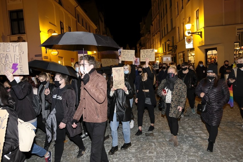 Protesty w Toruniu: ogromne siły policji, mandaty i wnioski do sądu o ukaranie. Za co?