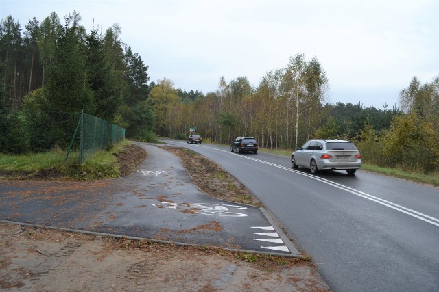 Kierowcy jadący drogą powiatową z Samociążka do Bożenkowa nie muszą już wypatrywać wyrw na drodze