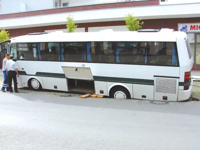 Autobus zapadł się podczas manewru zawracania (u góry).