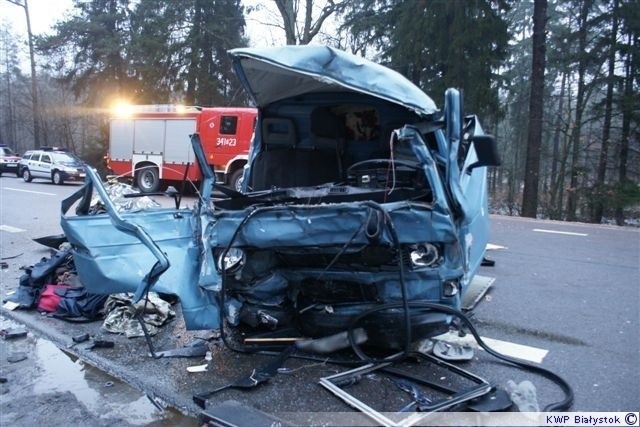 Rozpędzone auto uderzyło w autobus. Kierowca i dwóch...