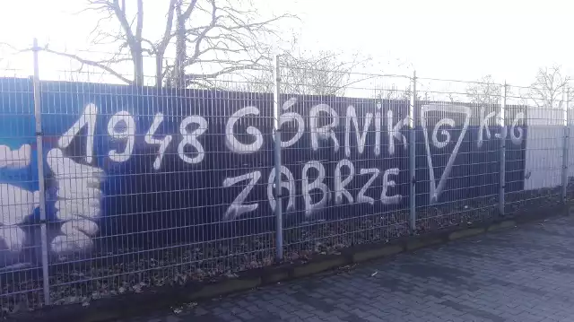 Górnik Zabrze - Piast Gliwice. Zamalowane graffiti przy stadionie Piasta Gliwice.