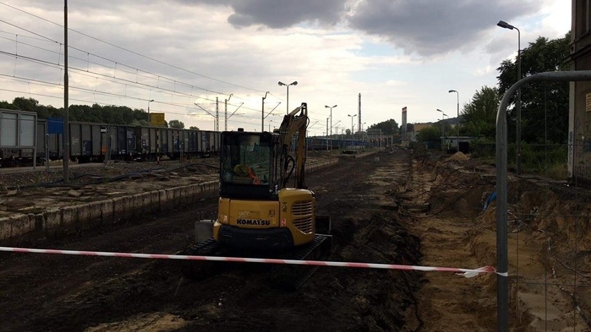 Trwa remont stacji kolejowej w Wolbromiu (pow. olkuski). Widać już pierwsze efekty prac