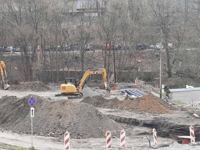 Trwa remont parkingu przy urzędzie miasta w Krynicy-Zdroju. Do tej pory parkowano tam "na dziko""