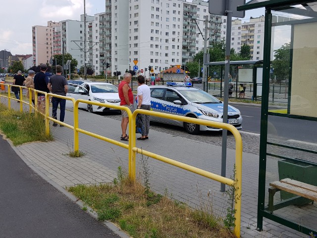 Wypadek na ul. Konstytucji 3 Maja. Opel potrącił rowerzystkę [ZDJĘCIA]Do wypadku z udziałem rowerzystki doszło ok. godz. 10.45 na ul. Konstytucji 3 Maja, w okolicach pawilonu „Maciej”. Jak informuje Wojciech Chrostowski z Komendy Miejskiej Policji w Toruniu, osobowy opel potrącił na przejeździe rowerowym 71-letnią rowerzystkę. Kobieta odniosła obrażenia i została przewieziona do szpitala. Policjanci ustalają przyczyny i okoliczności tego zdarzenia.Zobacz także: Płonął magazyn przy u. Łokietka. Płomienie było widać na Rubinkowie! NowosciTorun 