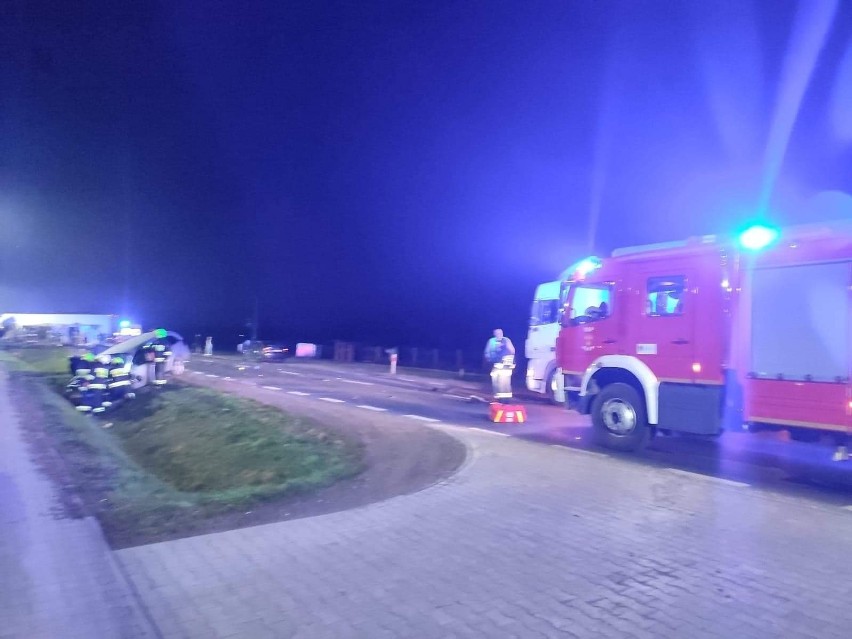 Dramatyczny wypadek w Klwatce na „dwunastce” pod Radomiem. Zderzyły się dwie ciężarówki, ranny kierowca