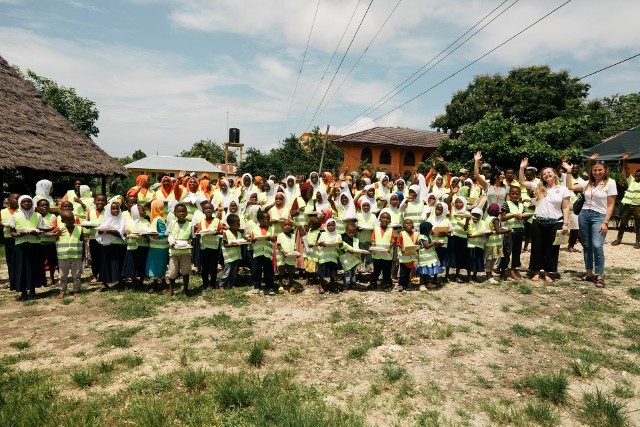 Opolska firma ITAKA obdarowała uczniów Szkoły Charytatywnej Bwejuu na Zanzibarze, a także ich rodziców odblaskowymi gadżetami.