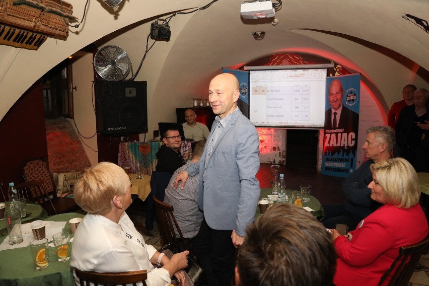 Prezydent Stargardu ze współpracownikami wieczór wyborczy spędza w Piwnicy Artystycznej Art Cafe