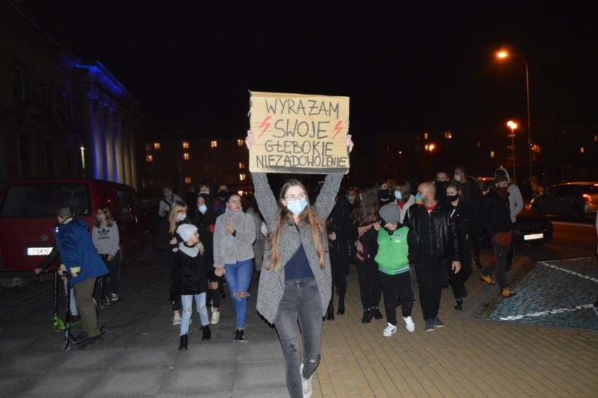 Kolejna manifestacja w Skarżysku - Kamiennej. Maszerowało około 500 osób  [WIDEO, ZDJĘCIA]