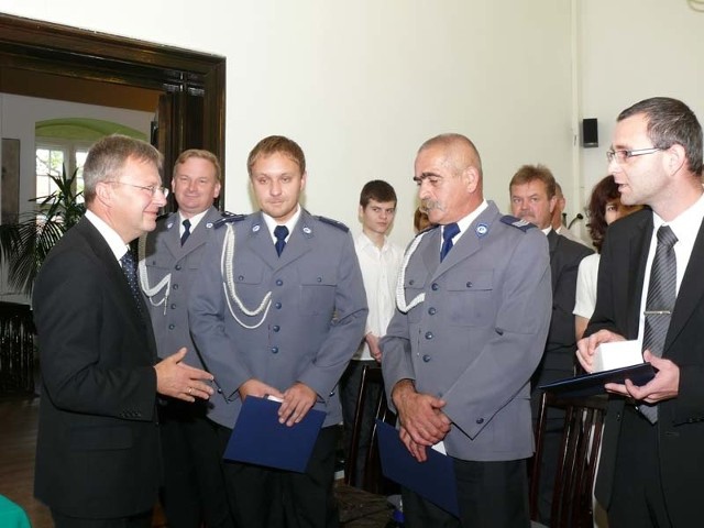 Burmistrz Darłowa wręczył dzielnym policjantom zegarki.