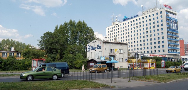 Biznesmen Podkulski jest właścicielem większości działek w rejonie byłego hotelu Rzeszów (na zdjęciu).