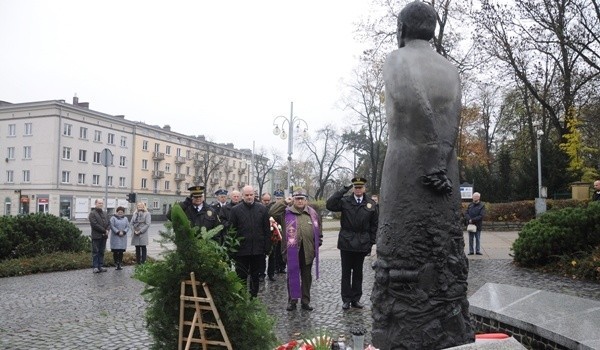 Przedstawiciele władz województwa, miasta i powiatu złożyli wieńce i zapalili znicze na częstochowskich grobach