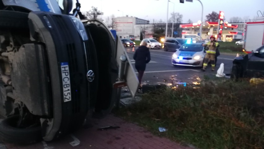 Wypadek we Włocławku. Radiowóz wywrócił się po zderzeniu z osobówką [zdjęcia]