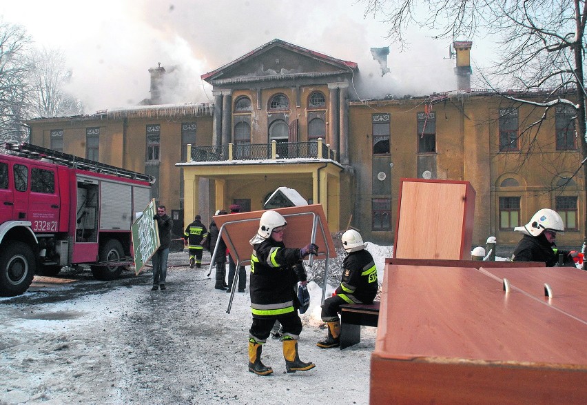 Styczeń 2010 roku: strażacy dogaszają pogorzelisko i ratują...