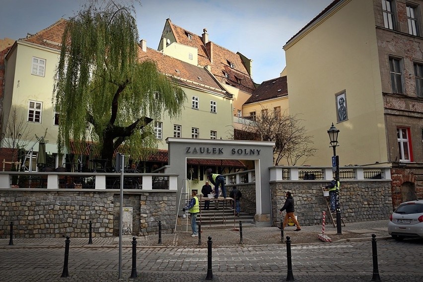 Zaułek Solny jak zakład pogrzebowy. Internauci krytykują remont. Konserwatorowi się podoba