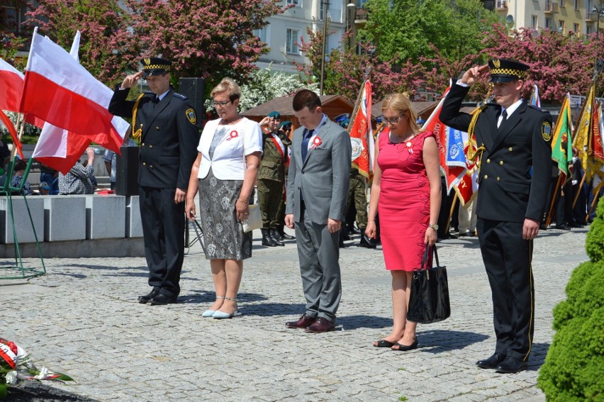 Obchody Święta Konstytucji 3 Maja na ostrowieckim Rynku [ZOBACZ ZDJĘCIA]