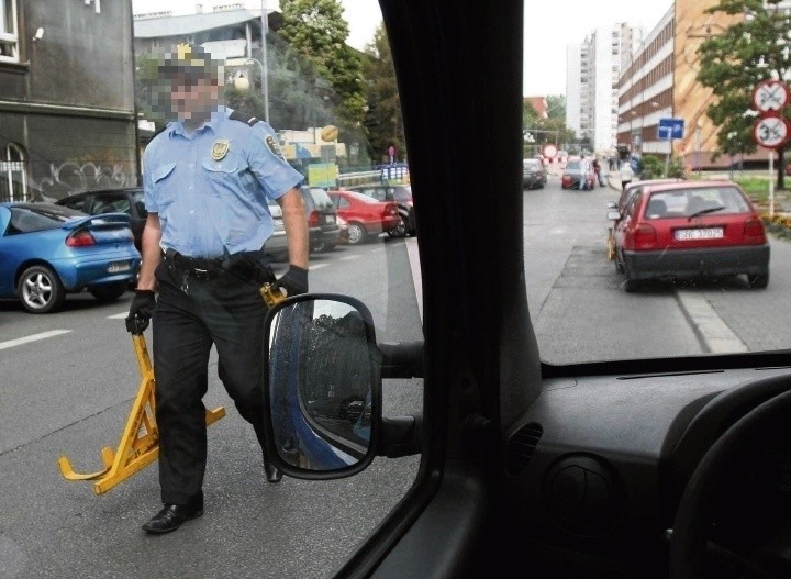 Straznicy miejscy z Katowic masowo brali łapówki za...