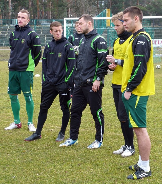 Piłkarze Stali Stalowa Wola (od lewej: Michał Czarny, Mateusz Kantor, Wojciech Fabianowski, Adrian Bartkiewicz, Wojciech Reiman) zmierzą się  z Olimpią w Elblągu.