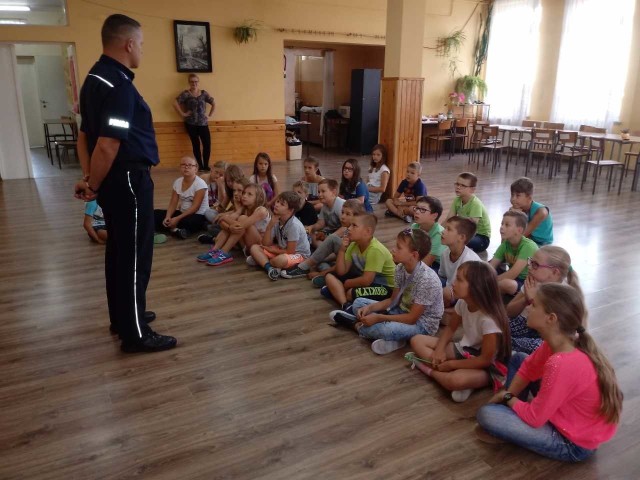 Uczestnicy zajęć wakacyjnych organizowanych przez instruktorów  Osiedlowego Ośrodka Kultury w Brodnicy