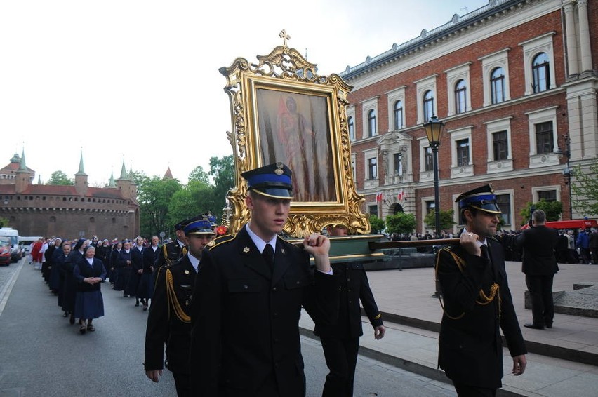 Strażacy przemaszerowali w uroczystym pochodzie z obrazem i...