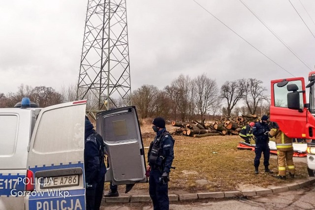 Po godzinie 9.00 w piątek (19 marca) gorzowscy policjanci zostali wezwani do pilnego zgłoszenia. Na słup wysokiego napięcia wszedł mężczyzna. Początkowo nie było wiadomo, dlaczego mężczyzna znalazł się nad ziemią i jakie ma zamiary. Istniało ryzyko, że skoczy. - Policjanci asp. Marcin Zaskórski i mł. asp. Dariusz Kałkus nawiązali kontakt z mężczyzną. Funkcjonariuszom udało się go uspokoić i porozmawiać. Mężczyzna znalazł się na słupie, bo miał problemy osobiste. W tej sytuacji pomógł spokój i opanowanie doświadczonych policjantów - informuje podkom. Grzegorz Jaroszewicz, rzecznik gorzowskiej policji. Mundurowi przekonali mężczyznę, by zszedł i spróbował rozwiązać swoje problemy w inny sposób. Po chwili był już na dole. Okazało się, że 33-latek jest nietrzeźwy. Miał ponad 2 promile alkoholu. Został przewieziony go gorzowskiej komendy, gdzie wytrzeźwieje.W akcji brali udział też strażacy.PRZECZYTAJ TEŻ:Zaginął Andrzej Wieczór z Rzepina. Trwają poszukiwania mężczyznyWIDEO: Policjanci z Gorzowa rozbili grupę przestępczą