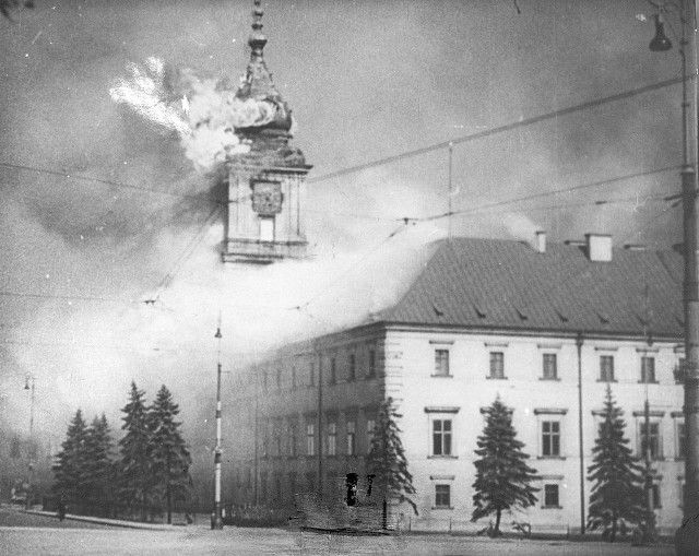 Płonący Zamek Królewski po ostrzale przez artylerię niemiecką 17 września 1939