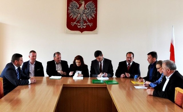 W podpisaniu umowy na wykonanie inwestycji drogowych na terenie powiatu staszowskiego wzięli udział przedstawiciele władz powiatu oraz przedstawiciele firm mających realizować roboty.