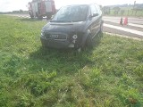 Obwodnica Szczuczyna. Audi uderzyło w znaki drogowe (zdjęcia)