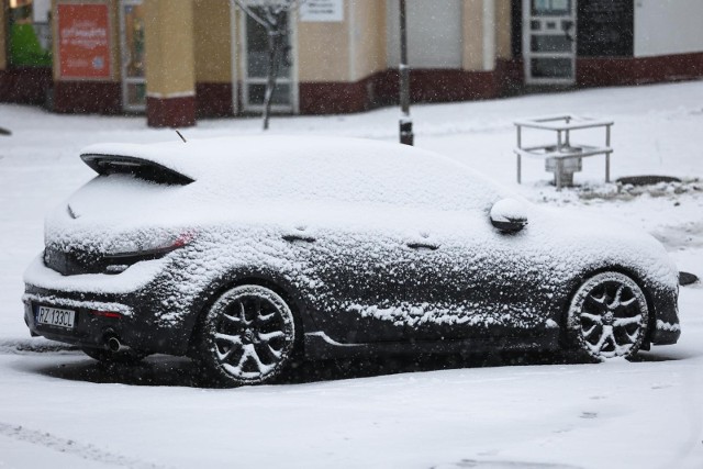 Zaśnieżony samochód jest dużym zagrożeniem dla ruchu, dlatego przygotowanie auta do podróży nie powinno ograniczać się tylko do usunięcia śniegu z przedniej szyby.