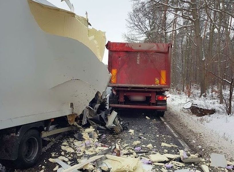 Zderzenia busa z tirem na DK 11 w Ciarce.