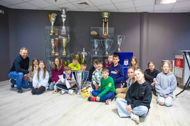 Muzeum Historii Klubu Iskra Kielce odwiedziła grupa uczniów ze Szkoły Podstawowej w Masłowie.