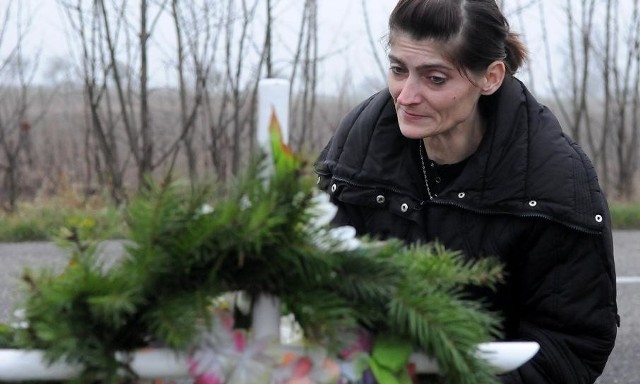 Krzyż stoi pomiędzy Ogardami i Lipimi Górami. Obok kilka palących się świeczek. &#8211; Od śmierci syna ogień nie zgasł ani razu &#8211; mówi z płaczem Marianna Mazurkiewicz.