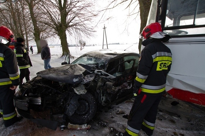 Wypadek. Na oblodzonej jezdni autobus uderzył w volkswagena