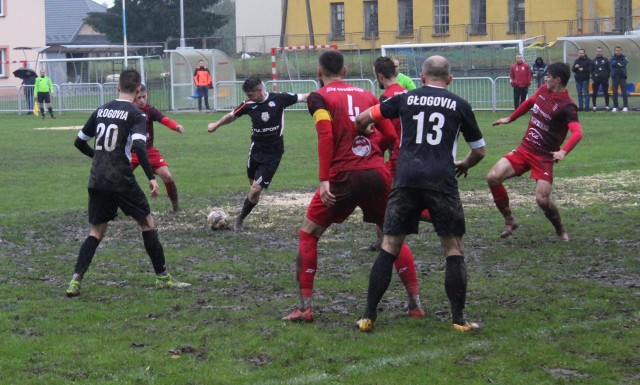 W meczu Głogovii Głogów Małopolski z Watkem Koroną Bndiks Rzeszów padł remis 1:1. Zawodnikom przyszło grać w bardzo trudnych warunkach.