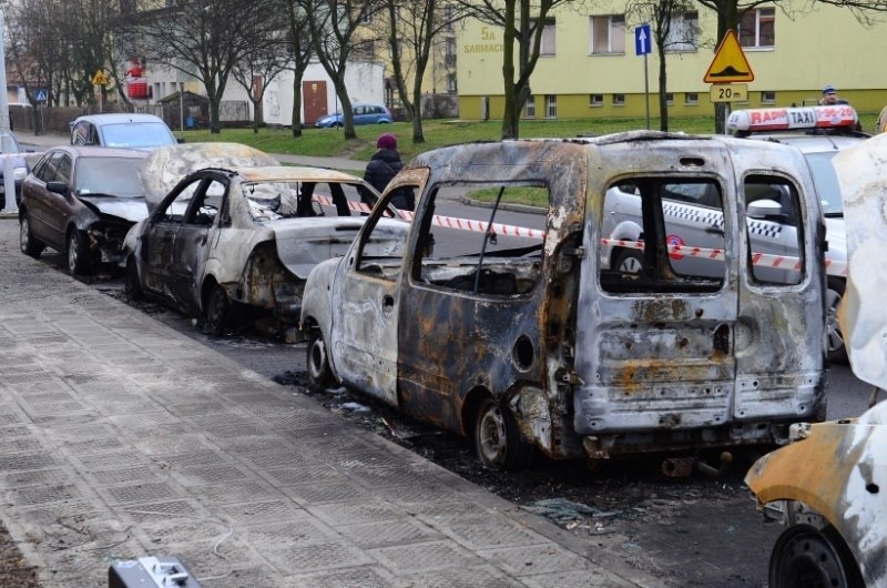 Wrak spalonego samochodu wciąż stoi na parkingu przy  ul....