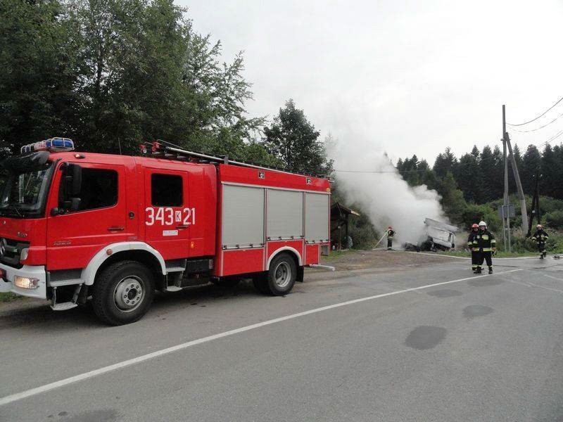 DK 75. Polsko - Słowacka granica w ogniu. Spłonął fiat camper [ZDJĘCIA]