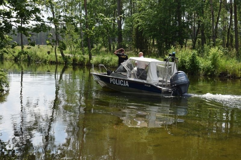 83-letni mężczyzna z Rytla tonął w bagnie. Pies zaalarmował mieszkańców i czuwał przez trzy dni [zdjęcia]