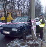 Wypadek w Opolu. Pijany kierowca uderzył w latarnię 
