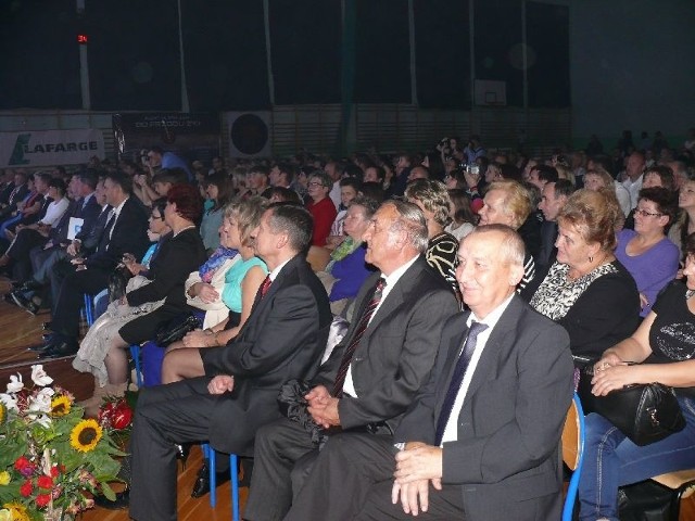 Sala sportowa w Małogoszczu podczas sobotniego jubileuszowego koncertu wypełniła się niemal do ostatniego miejsca. W pierwszym rzędzie, pierwszy z prawej siedzi Andrzej Staniek, obecny, wieloletni dyrektor, pod którego wodzą Dom Kultury w Małogoszczu przeżył wielki rozkwit.