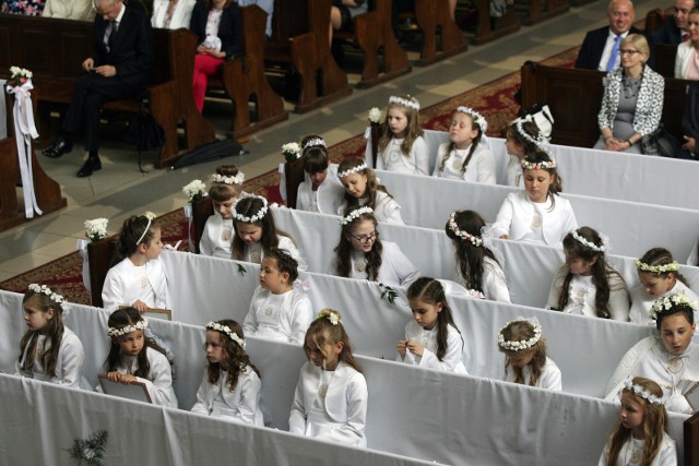 Jakie prezenty na komunię są modne w tym roku? Ile włożyć do koperty, jeśli chcemy dać w prezencie pieniądze?