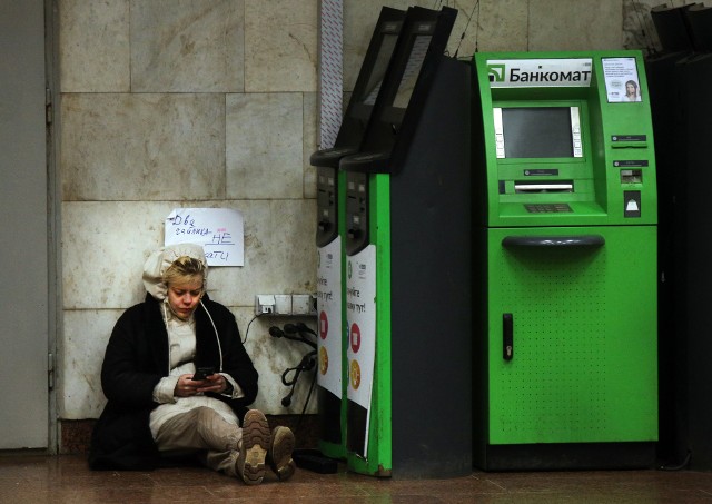 W Kijowie ludzie chronią się w tunelach metra. Brakuje wielu produktów - m.in. insuliny